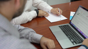nexo_04 CEO de NEXOGESTION con cliente en sus instalaciones