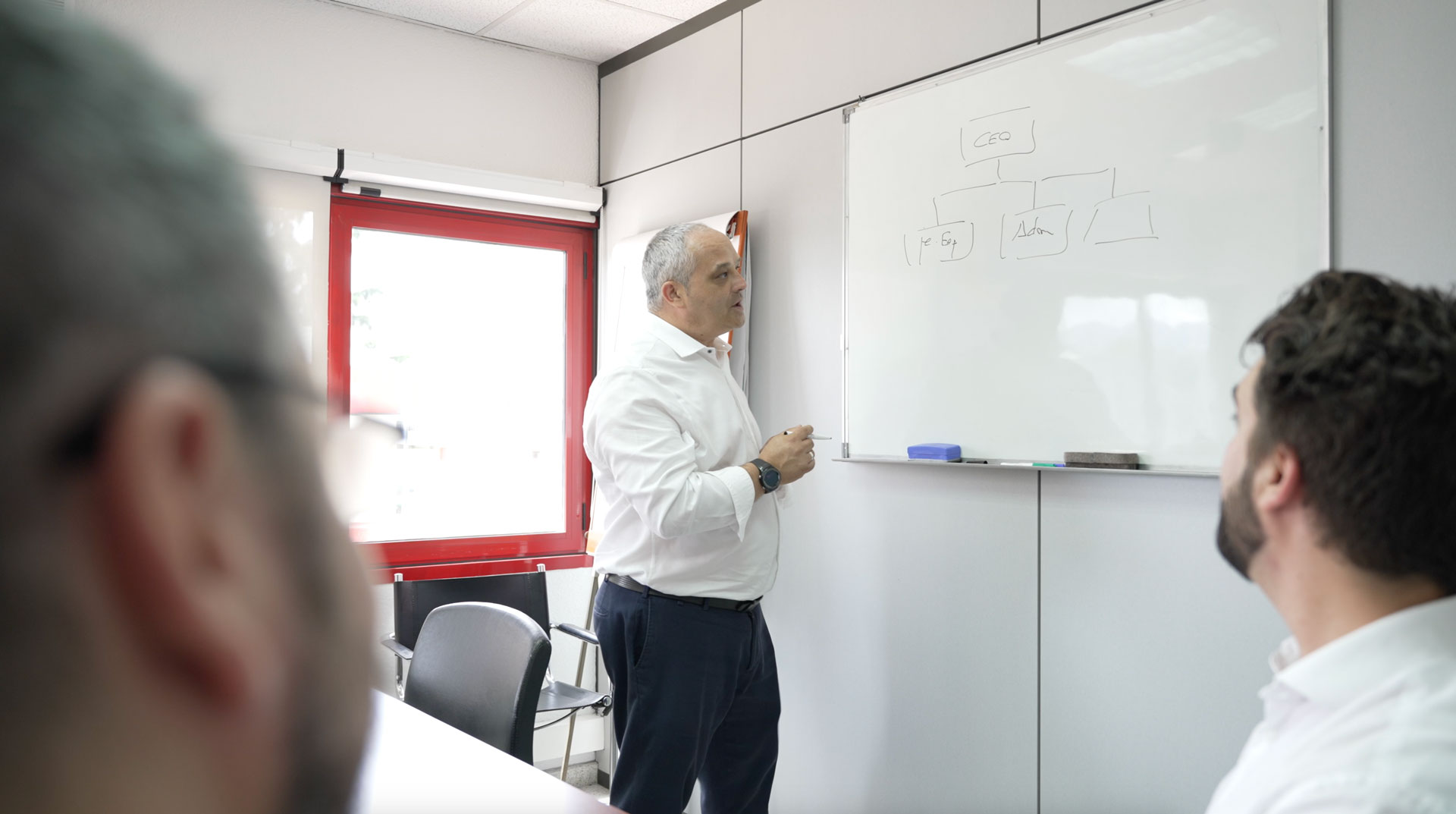 CEO de NEXOGESTION mostrant els seus serveis