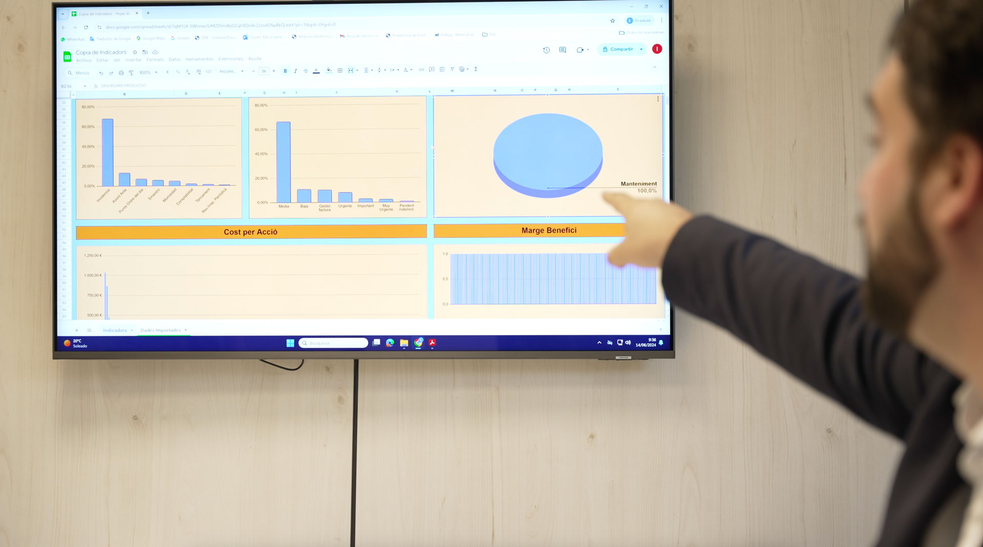 Trabajador de NEXOGESTION mostrando analisis de datos