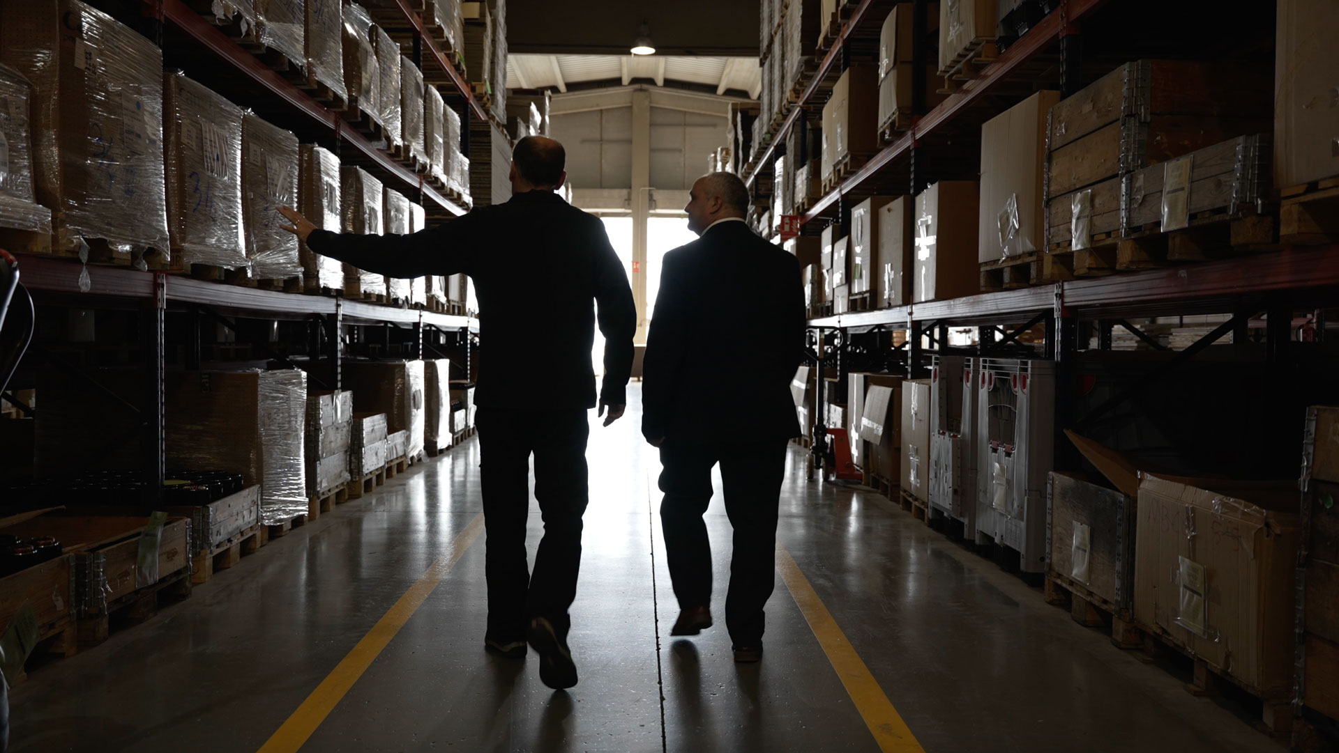 CEO de NEXOGESTION con un cliente en sus instalaciones