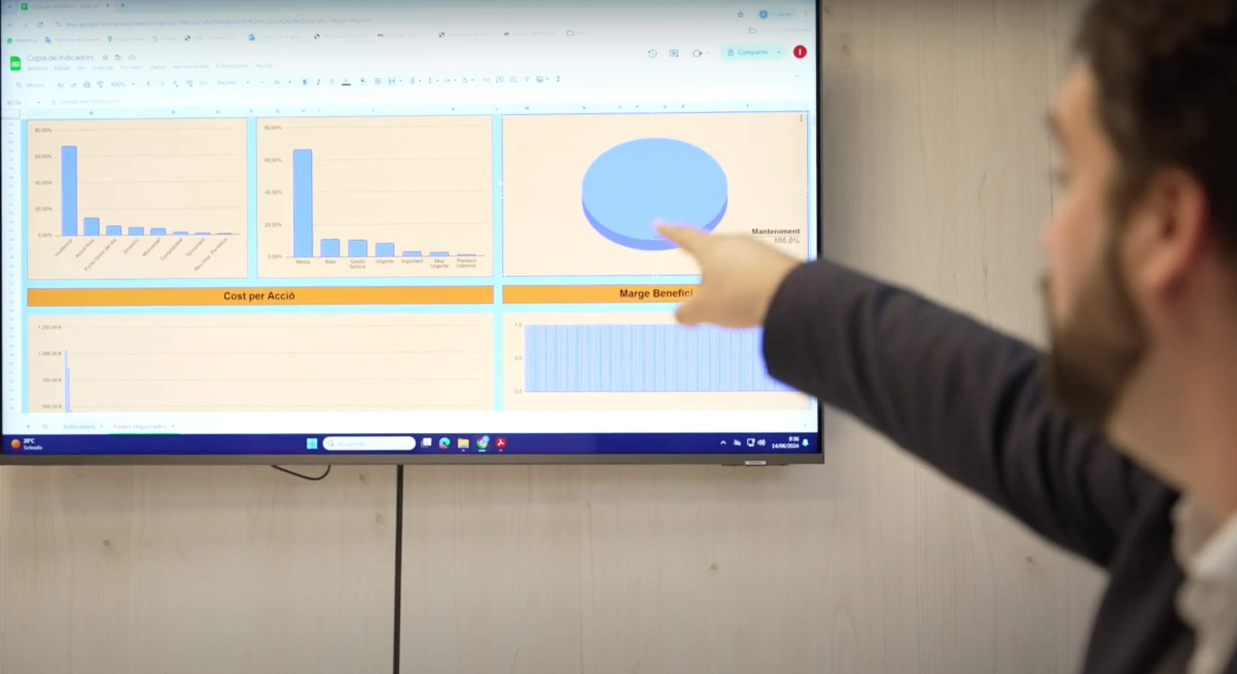 Imagen-hombre-mostrando-mejoras-empresariales Empleado de NEXOGESTIÓN exponiendo gráfico de mejora de la gestión empresarial al empresario